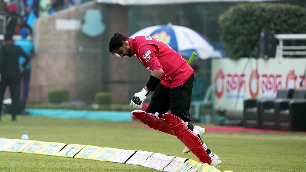 নাটকীয় পালাবদলে বিপিএলে ফিরছেন মালিক
