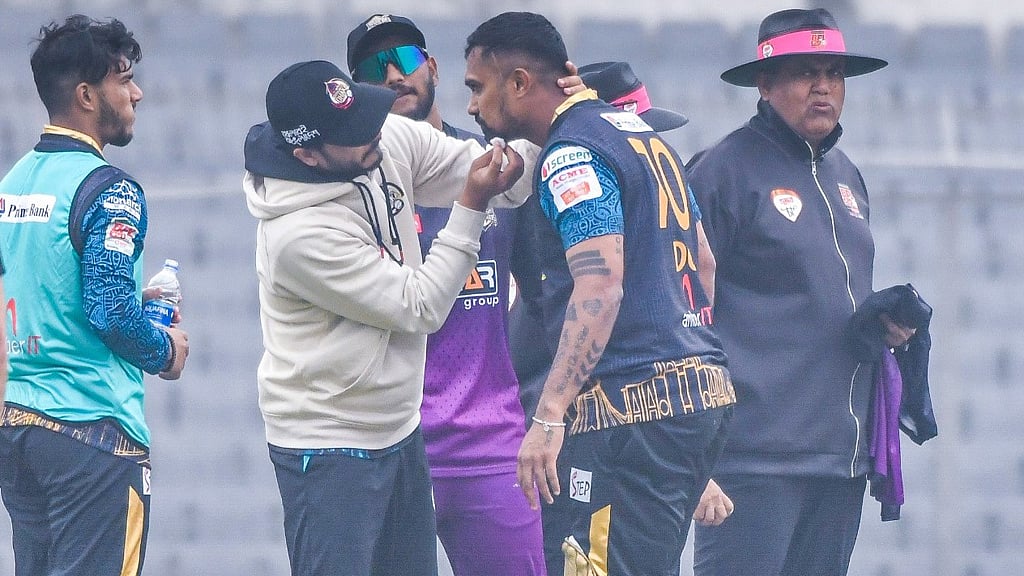 স্কুপ শটে খেলতে গিয়ে গুনাথিলাকার থুতনিতে ২২ সেলাই