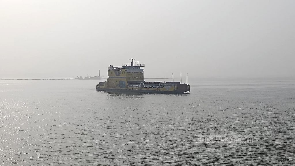 ঘন কুয়াশায় দৌলতদিয়া-পাটুরিয়ায় ফেরি চলাচল ব‍্যাহত