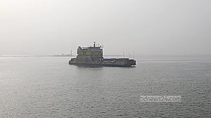 ঘন কুয়াশায় দৌলতদিয়া-পাটুরিয়ায় ফেরি চলাচল ব‍্যাহত