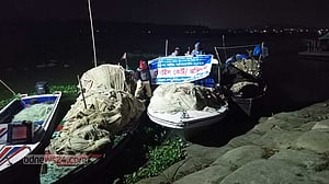 চাঁদপুরের মেঘনায় মশারি জালে ছোট মাছ ধরায় ১৩ জেলের অর্থদণ্ড