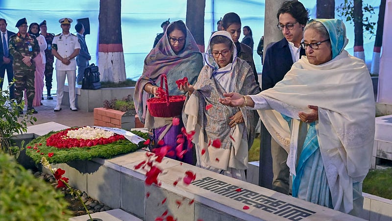 আওয়ামী লীগ সভাপতি শেখ হাসিনা মঙ্গলবার ঢাকায় বনানী কবরস্থানে ১৫ অগাস্টের শহীদদের সমাধিতে ফুলের পাঁপড়ি ছিটিয়ে শ্রদ্ধা নিবেদন করেন। এসময় তার ছোট বোন শেখ রেহানা, কন্যা সায়মা ওয়াজেদ পুতুল ও ভাগ্নে রাদওয়ান মুজিব সিদ্দিক ববি উপস্থিত ছিলেন।