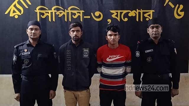 বেনাপোলে ৭০০ বোতল ফেন্সিডিল জব্দ, দুই ‘মাদক কারবারি’ গ্রেপ্তার