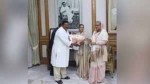আওয়ামী লীগে যোগ দিলেন সাবেক আমলা কবির বিন আনোয়ার