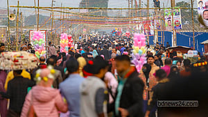 ছুটির দিনে বাণিজ্য মেলায় বাড়ল ভিড়, ছড়াল উচ্ছ্বাস