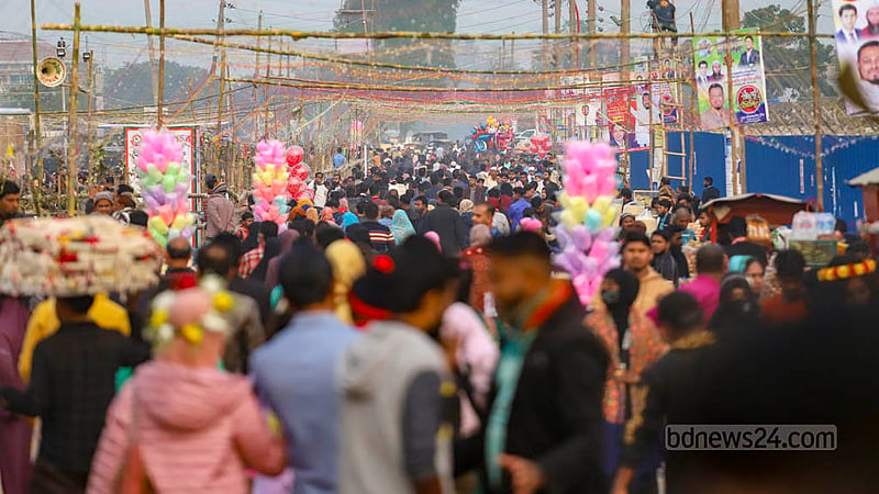 ঢাকা আন্তর্জাতিক বাণিজ্য মেলার ফটকের সামনে শুক্রবার বিকালে দর্শনার্থীদের ভিড়।