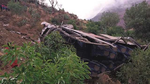পেরুতে রাস্তা থেকে ৬৫০ ফুট গভীর গিরিখাতে বাস, নিহত ২৫