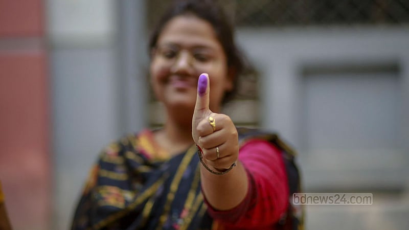 ঢাকার শান্তিনগরে হাবিবুল্লাহ বাহার কলেজ কেন্দ্র কেন্দ্রে ভোট দেওয়ার পর আঙুলে লাগানো অমোচনীয় কালি দেখান প্রথমবার ভোট দেয়া বিণীতা নক্তি।