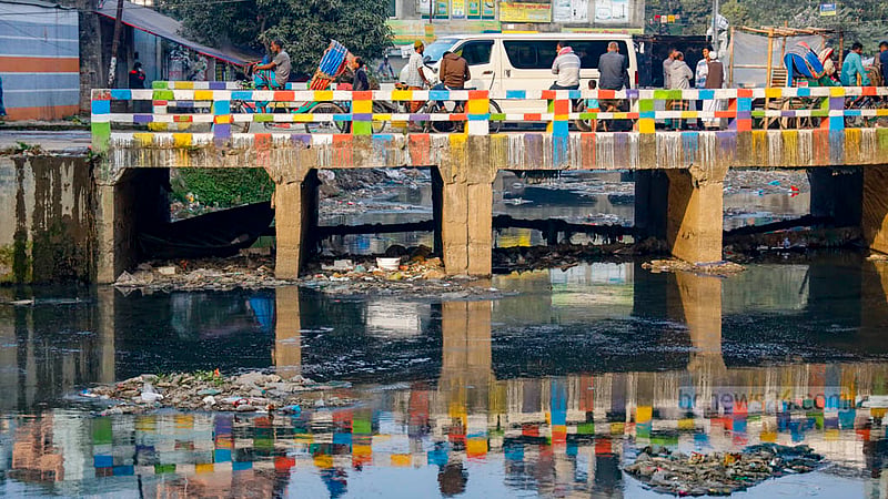 রাজেন্দ্রপুর খালের উপর দিয়ে মোহাম্মদী হাউজিংয়ে যাতায়াতের জন্য নির্মিত কালভার্টের নিচের লোহার পাইপে আটকে যায় ময়লা-আবর্জনা।