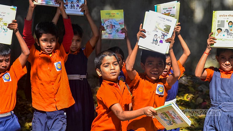 নতুন বছর, নতুন বই। শিক্ষার্থীরাও বছরের প্রথম দিনেই বই পেয়ে উচ্ছ্বসিত। সোমবার সকাল থেকে চট্টগ্রামের স্কুলগুলোতে প্রতি বছরের মতো বই উৎসব শুরু হয়েছে।