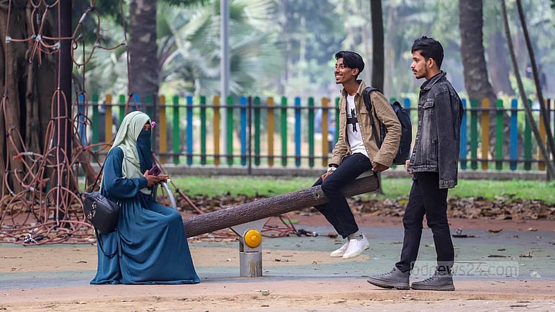 রমনা পার্কের শিশু কর্নারের সি-স’টির এক পাশের হাতল না থাকলেও তাতে চড়ার জন্য প্রায়ই ভিড় করেন বড়রা।