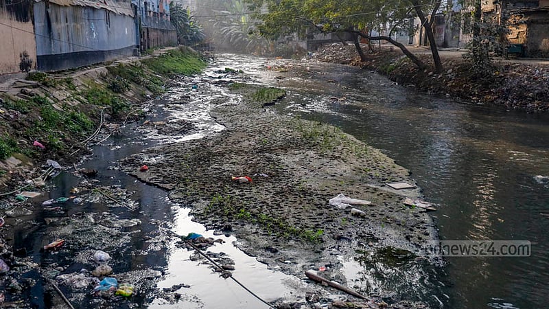 মোহাম্মদপুরের মোহাম্মদী হাউজিংয়ের রাজেন্দ্রপুর খাল দীর্ঘ সময় ধরে খনন না হওয়ায় নাব্য হারাচ্ছে খালটি।
