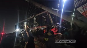 নোয়াখালীতে নিয়ন্ত্রণ হারিয়ে যাত্রীবাহী বাস দোকানে, আহত ১২