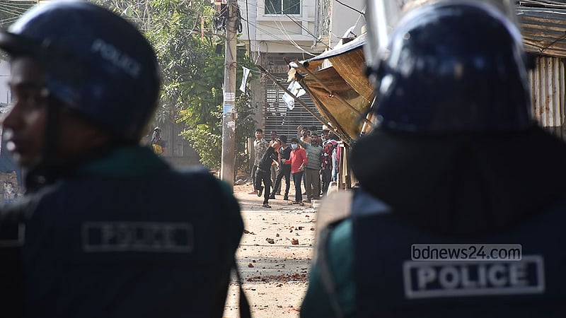 ভোটের দিন রোববার দুপুরে চট্টগ্রামের চান্দগাঁও এলাকায় আইনশৃঙ্খলা রক্ষাকারী বাহিনীর সঙ্গে বিএনপির কর্মীদের দফায় দফায় সংঘর্ষ হয়।