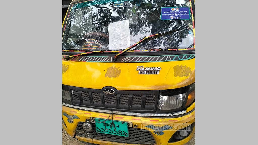 পুলিশ দেখে পিকআপভ্যানে ভারতীয় চিনি রেখে পালাল চালক
