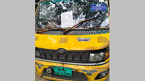 পুলিশ দেখে পিকআপভ্যানে ভারতীয় চিনি রেখে পালাল চালক