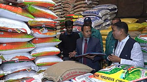 চট্টগ্রামে চালের পাইকারি বাজারে অভিযান