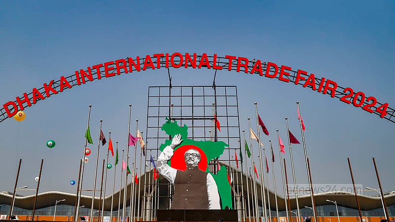 দ্বাদশ সংসদ নির্বাচনের জন্য কিছুটা পিছিয়ে ২১ জানুয়ারি শুরু হচ্ছে ঢাকা আন্তর্জাতিক বাণিজ্য মেলার ২৮তম আসর। মেলা শুরুর একদিন আগেও চলছে স্টল বানানোর কাজ। কিন্তু বাণিজ্য মেলায় এবায় দেখা মিলছে না নান্দনিক দ্বিতল সব স্টলের।