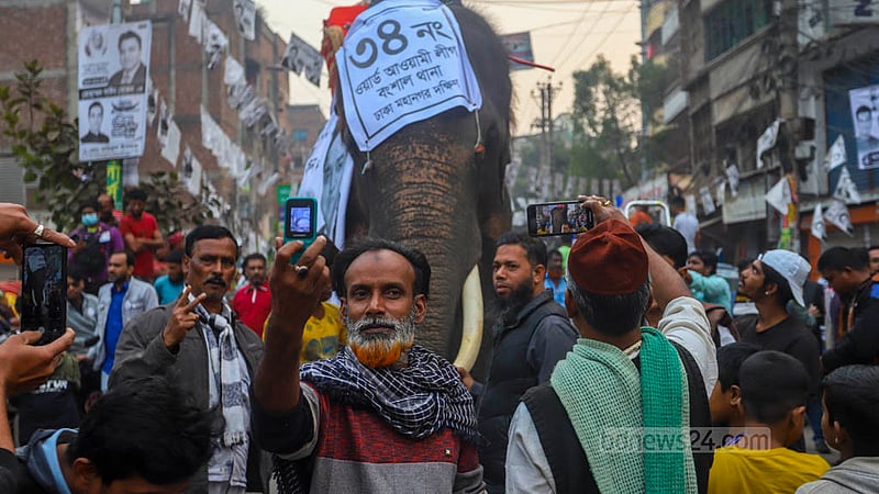 ঢাকার সূত্রাপুর এলাকায় বৃহস্পতিবার নৌকার প্রার্থী সাঈদ খোকনের ভোটের প্রচারণা উৎসবে রূপ নেয়।
