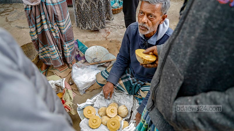 মানিকগঞ্জের ঝিটকা বাজারে ব্যবসায়ীদের পাশাপাশি গাছিরাও গুড় বেচতে আসেন।
