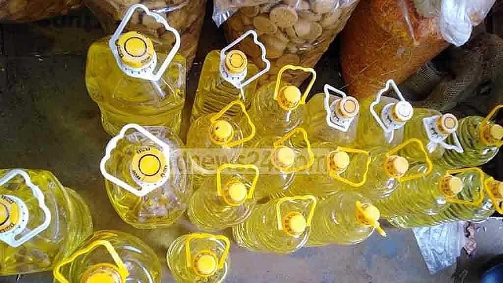 বোতলজাত সয়াবিন তেলের দাম লিটারে বাড়ল ৪ টাকা