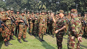 ভোটের মাঠে সেনাবাহিনীর কার্যক্রম পরিদর্শন সেনা প্রধানের