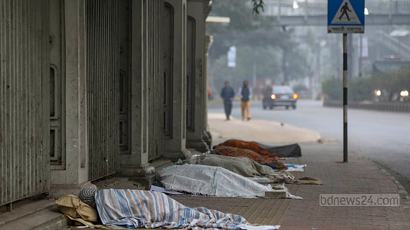 হাড়কাঁপানো শীতেও রাজধানীতে খোলা আকাশের নিচে রাত কাটাতে হচ্ছে ছিন্নমূল মানুষগুলোকে।