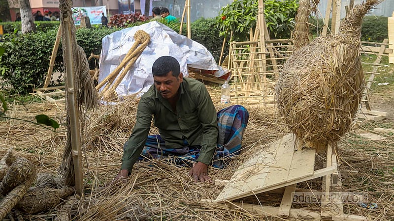 ঢাকা বিশ্ববিদ্যালয়ের জগন্নাথ হলে খড় দিয়ে প্রতিমার মূল কাঠামো বানাচ্ছেন এই প্রতিমা শিল্পী।