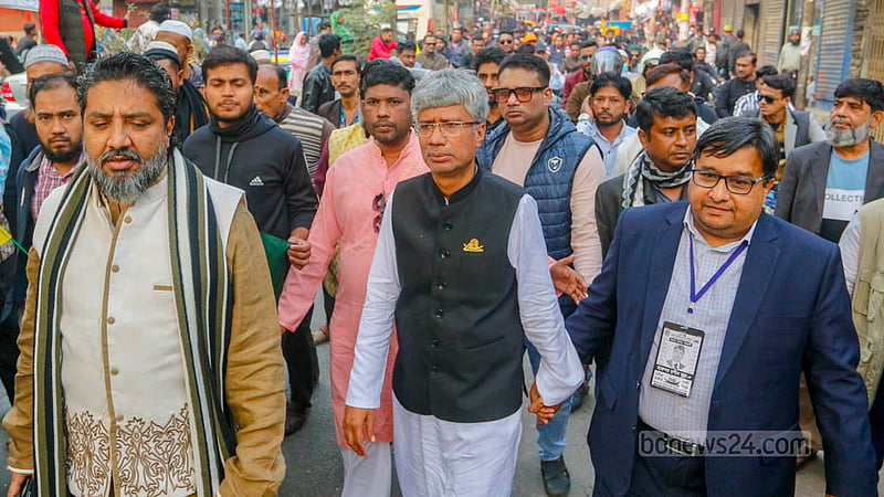 ভোটের আগ মুহূর্তে বৃহস্পতিবার প্রচারণায় ঢাকা-৫&amp;nbsp; আসনের নৌকার প্রার্থী হারুনর রশীদ মুন্না।