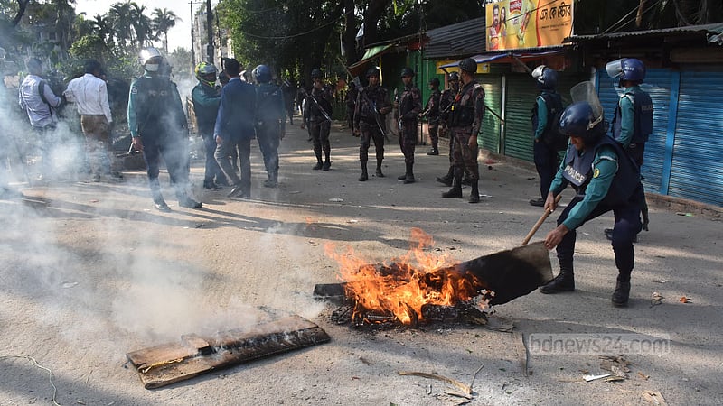 ভোটের দিন রোববার সকালে চট্টগ্রামের চান্দগাঁও এলাকায় আইনশৃঙ্খলা রক্ষাকারী বাহিনীর সঙ্গে সংঘর্ষ বাঁধলে রাস্তায় গাছের গুঁড়িতে আগুন জ্বালায় বিএনপির কর্মীরা।