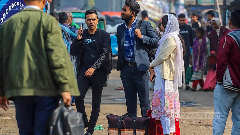ভোটের কারণে টানা তিন দিনের  ছুটি কাটাতে বাড়ির পথ ধরা মানুষের আনাগোনা দেখা যায় শুক্রবার ঢাকার গাবতলী বাস টার্মিনাল এলাকায়।