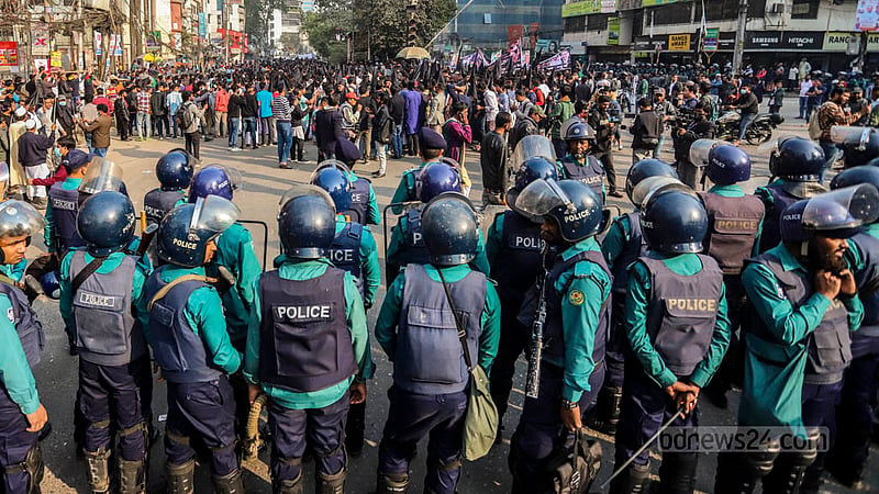 বিএনপির কালো পতাকা মিছিলের সময় ঢাকার নাইটিঙ্গেল মোড়ে শনিবার পুলিশের সতর্ক অবস্থান।
