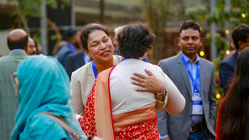 ‘বন্ধু কি খবর বল? কত দিন দেখা হয় নি...।’ শুক্রবার বিকালে ঢাকা বিশ্ববিদ্যালয়ের ইংরেজি বিভাগের সাবেক শিক্ষার্থীদের মিলন মেলায় ফিরে এল স্মৃতিরা।