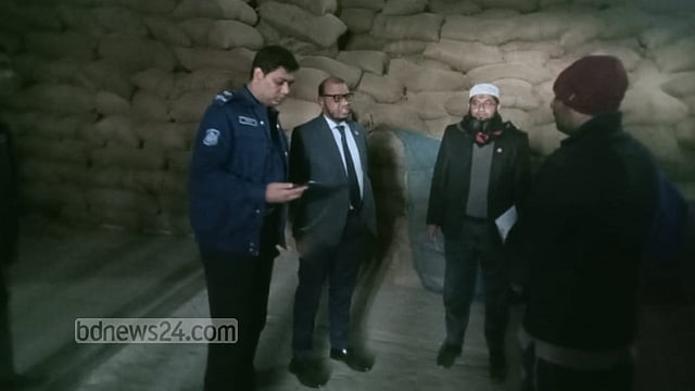 নওগাঁয় ধান-চাল মজুদ করায় ৫ প্রতিষ্ঠানকে জরিমানা