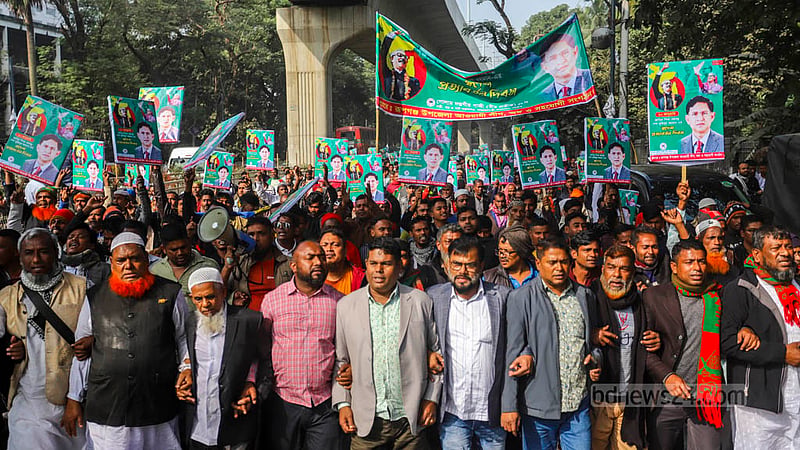 বঙ্গবন্ধুর স্বদেশ প্রত্যাবর্তন দিবস উপলক্ষে সোহরাওয়ার্দী উদ্যানে আওয়ামী লীগ আয়োজিত সমাবেশে যোগ দিতে ঢাকা বিশ্ববিদ্যালয় এলাকায় বুধবার দুপুরে দলটির নেতাকর্মীদের মিছিল।