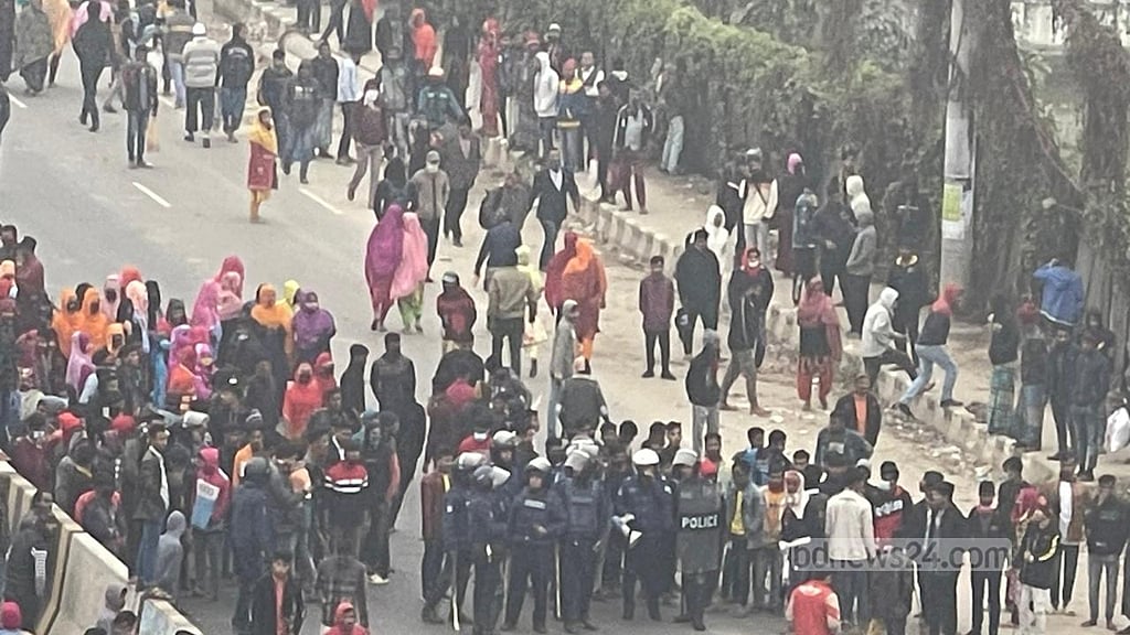 ঢাকা-টাঙ্গাইল মহাসড়কে শ্রমিকদের বিক্ষোভ, পুলিশের লাঠিপেটা