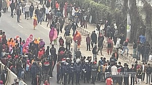 ঢাকা-টাঙ্গাইল মহাসড়কে শ্রমিকদের বিক্ষোভ, পুলিশের লাঠিপেটা