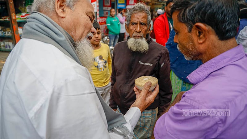 নিজে গাছ থেকে খেজুরের রস সংগ্রহ করে এবং সেই রস দিয়ে গুড় বানিয়ে মানিকগঞ্জের ঝিটকা বাজারে বিক্রি করতে এসেছেন সুজন। ছয় কেজি গুড় নিয়ে এসেছেন বাজারে,প্রতি কেজির দাম চাচ্ছেন ৪০০ টাকা।