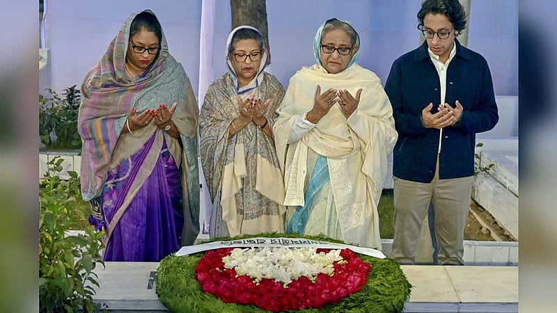 আওয়ামী লীগ সভাপতি শেখ হাসিনা মঙ্গলবার ঢাকায় বনানী কবরস্থানে ১৫ অগাস্টের শহীদদের সমাধিতে পুষ্পস্তবক অর্পণ শেষে মোনাজাত করেন। এসময় তার ছোট বোন শেখ রেহানা, কন্যা সায়মা ওয়াজেদ পুতুল ও ভাগ্নে রাদওয়ান মুজিব সিদ্দিক ববি উপস্থিত ছিলেন।