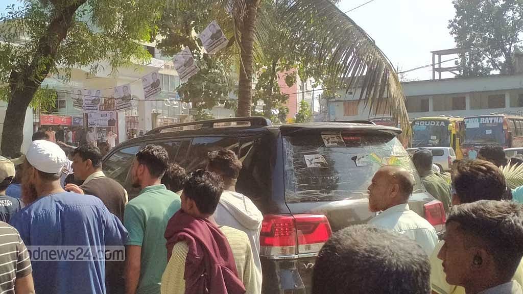 চট্টগ্রামে নৌকার কর্মীদের তোপের মুখে কেন্দ্র ছাড়লেন সামশুল