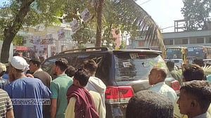 চট্টগ্রামে নৌকার কর্মীদের তোপের মুখে কেন্দ্র ছাড়লেন সামশুল
