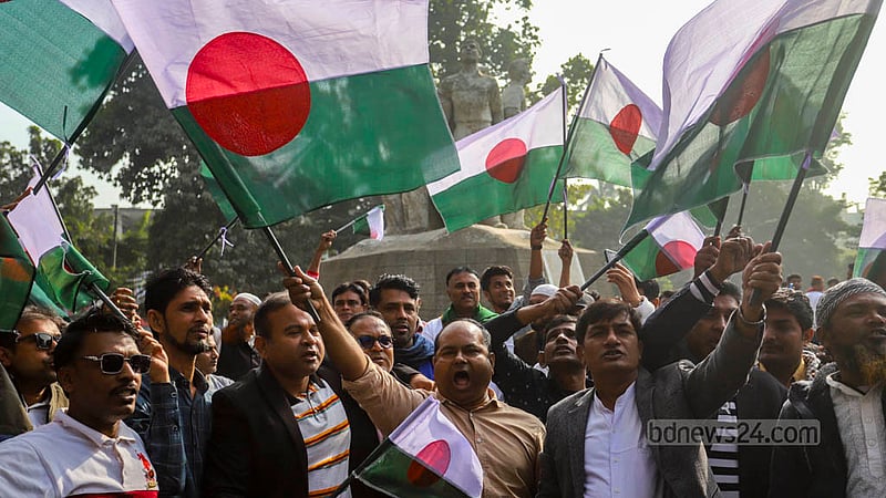 ঢাকা বিশ্ববিদ্যালয়ের টিএসসি এলাকায় বুধবার দুপুরে আওয়ামী লীগের দলীয় পতাকা উড়াচ্ছেন দলটির নেতাকর্মীর।