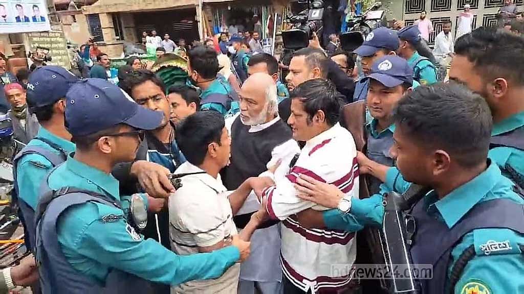 পুলিশের বাধায় হয়নি বিএনপির কালো পতাকা মিছিল, মঈন খানকে ‘আটকের খবর’