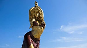 শাকিরার শহরে তার ‘হিপস ডোন্ট লাই’ ভাস্কর্য