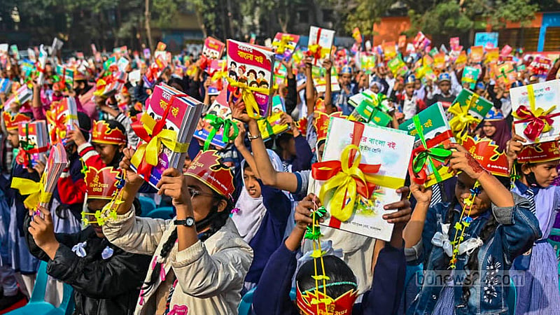বই উৎসবে অংশ নিতে সোমবার ঢাকার বিভিন্ন স্কুলের শিক্ষার্থীরা জড়ো হয় মিরপুরের ন্যাশনাল সরকারি প্রাথমিক বিদ্যালয় প্রাঙ্গণে।