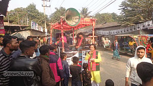 প্রচারের ‘অর্থ নেই’, গান গেয়ে ভোট চাইছেন বাউল শিল্পী বারেক বৈদেশী