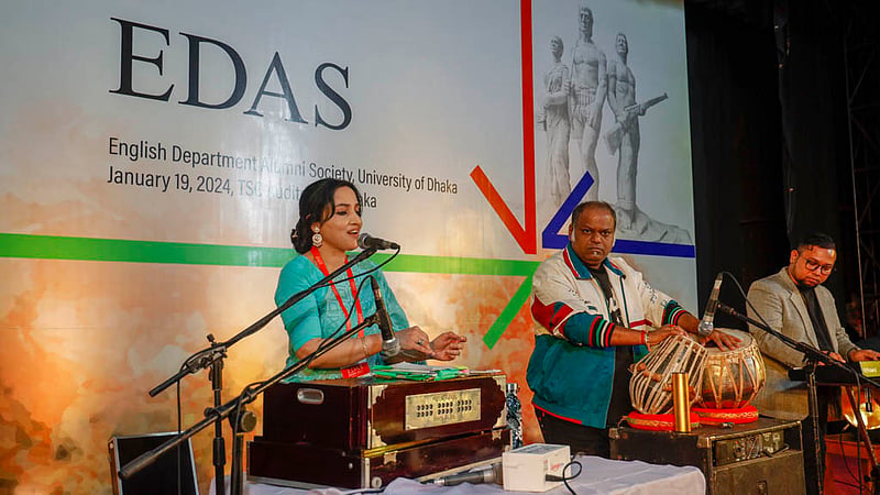 টিএসসিতে শুক্রবার ঢাকা বিশ্ববিদ্যালয়ের ইংরেজি বিভাগের সাবেক শিক্ষার্থীদের মিলনমেলায় ছিল সাংস্কৃতিক পরিবেশনাও।