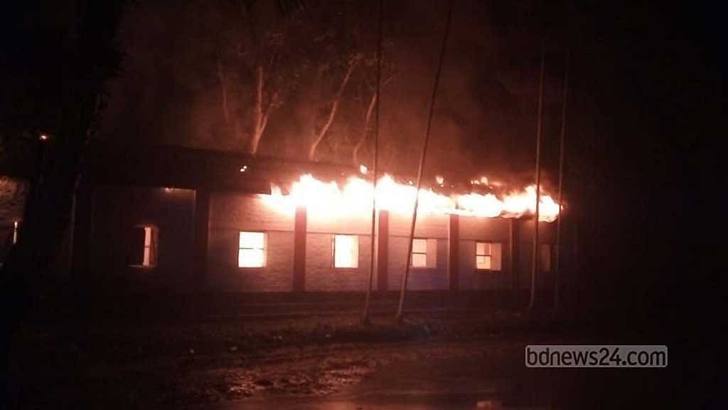 ১২ জেলায় ১৬ ভোটকেন্দ্রে অগ্নিসংযোগ