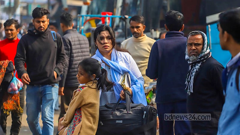 ভোটের কারণে টানা তিন দিনের  ছুটি কাটাতে বাড়ির পথ ধরা মানুষের আনাগোনা দেখা যায় শুক্রবার ঢাকার গাবতলী বাস টার্মিনাল এলাকায়।