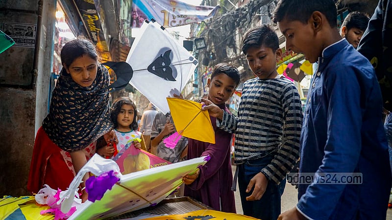‘সাকরাইন’ বা ঘুড়ি উৎসব উপলক্ষে পুরান ঢাকার শাঁখারীবাজার থেকে ঘুড়ি কিনে থাকেন নানা বয়সের মানুষ।
